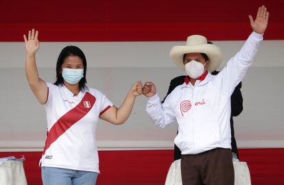 Os candidatos peruanos Pedro Castillo e Keiko Fujimori na praça de Armas, neste sábado, em Chota (Peru), um povoado a 960 quilômetros de Lima.