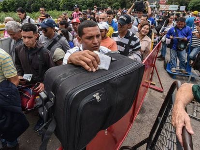 Fila de venezuelanos aguardam para entrar na Colômbia na fronteira de Cúcuta