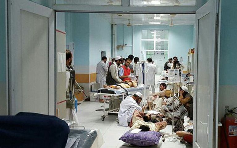 Profissionais do MSF tratam as vítimas afegãs de um ataque do Talibã no hospital de Kunduz afetado pelo bombardeio este sábado