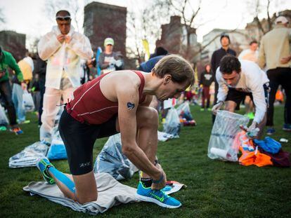 Atletas participantes na 118ª edição da maratona de Boston preparam-se para a corrida.