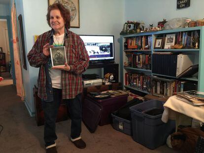 Marita Lorenz, em seu apartamento em Baltimore, com uma foto do Comandante.