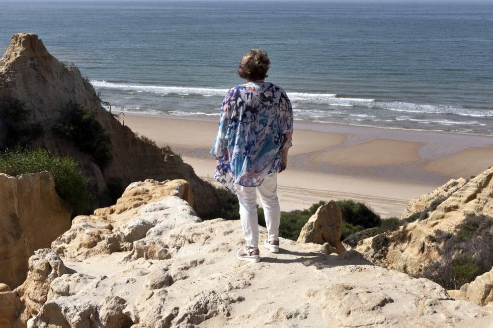 María, de 59 anos, em uma praia do sul, um dos lugares favoritos de seu filho, que se suicidou em 2013 aos 30 anos após sofrer problemas econômicos
