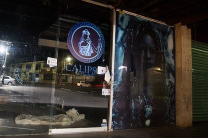 Bar fechado pela polícia em Cuernavaca depois do assassinato de uma pessoa em suas instalações.