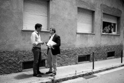Na localidade catalã de Malgrat de Mar, Sánchez conversa com Juanma, seu colaborador mais próximo durante a campanha.