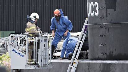 Policiais dinamarqueses no submarino depois de ser trazido à tona.