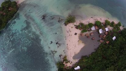 A imagem aérea mostra a ilha de Nuatambu partida em duas pelas águas.