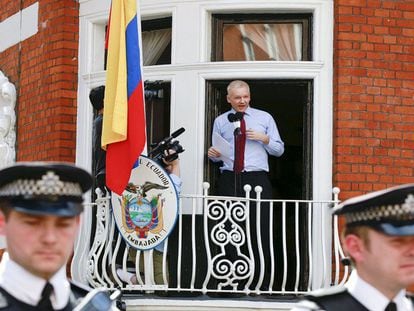Assange, na embaixada equatoriana em Londres em 2012.