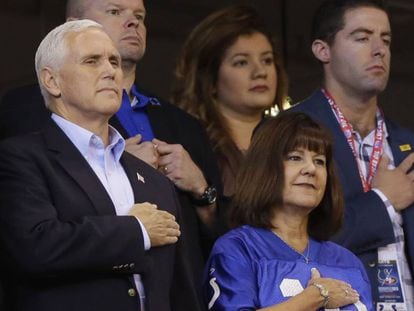 Pence e sua esposa no estádio dos Colts antes de irem embora.