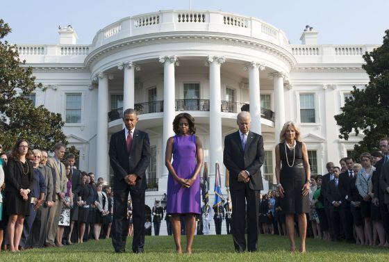 Os casais Obama e Biden, com os funcionários da Casa Branca, em frente à residência presidencial dos EUA, no 12º aniversário do 11 de Setembro.