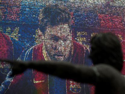 Retrato do atacante argentino Lionel Messi na loja oficial do Barcelona, ​​nesta sexta-feira, na capital catalã.