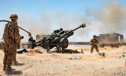 Soldados americanos disparam salvas de artilharia na província afegã de Helmand, em 2019 