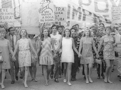 Protesto de artistas contra a censura em 1968. À direita, de terno, o crítico Mário Pedrosa.