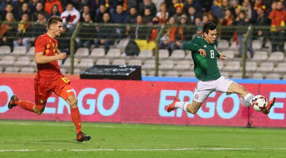 Hirving Lozano, do México, domina a bola diante do belga Meunier.