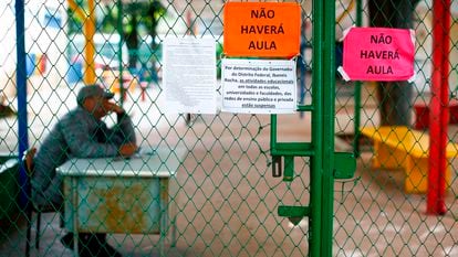 Um guarda permanece na entrada de uma escola pública em Brasília, que foi fechada para impedir o avanço do novo coronavírus, em 12 de março.
