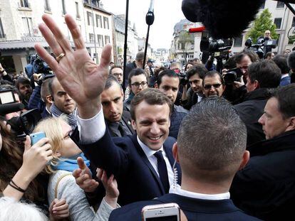 Emmanuel Macron saúda simpatizantes durante evento.