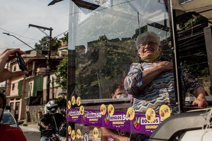 Luiza Erundina a bordo do Cata Voto durante carreata na favela que leva seu nome, na zona sul de São Paulo.