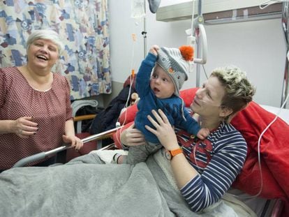 Marieke Vervoort com o pequeno Heden, de um ano, e sua amiga Annie de Roeck, no hospital de Diest.