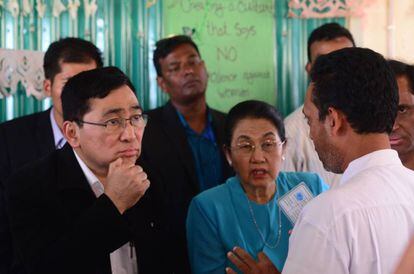 O ministro birmanês do Bem-Estar Social, Win Myat Aye, ouve um refugiado rohingya durante uma visita a Bangladesh, nesta quinta-feira