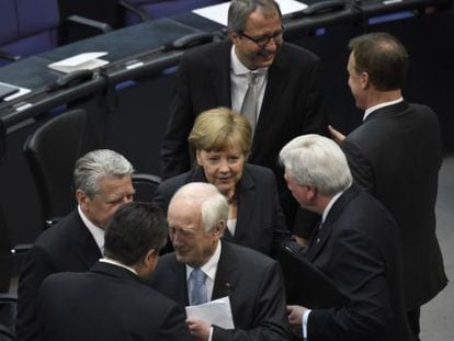 A chanceler Angela Merkel com outros participantes na comemoração dos 70 anos do fim da Segunda Guerra Mundial, no Bundestag.