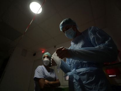 Profissional de saúde se prepara para entrar na UTI de um hospital de Marselha.