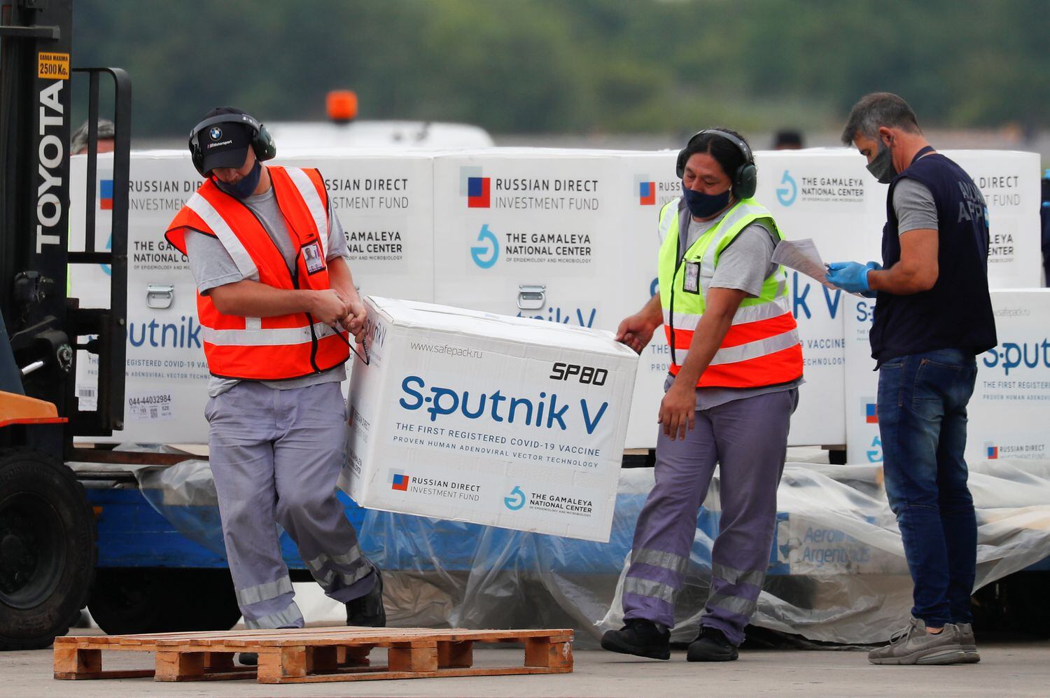 Descarregamento de caixas com vacinas Sputnik V no Aeroporto Internacional de Ezeiza, em Buenos Aires (Argentina), no dia 28 de janeiro.