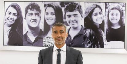 Romário posa em frente a quadro com os seis filhos no gabinete em Brasília.