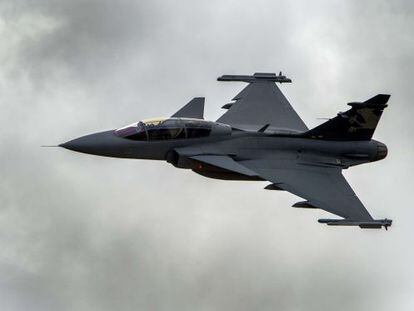 O modelo Gripen, adquirido pelo Brasil. AFP PHOTO / FABRICE COFFRINI