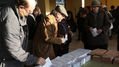 Votantes elegendo suas cédulas para o Congresso e o Senado, durante a passada cita eleitoral do 20-D.