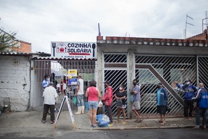 Moradores da Brasilândia fazem fila por almoço da Cozinha Solidária, no dia 6 de abril.