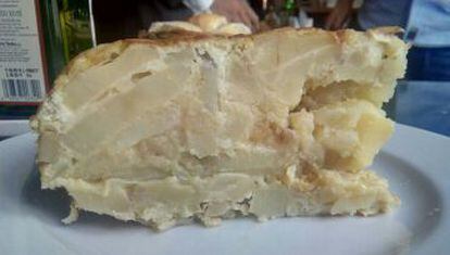 Um farto pedaço de 'tortilla de patatas' no Maripili.
