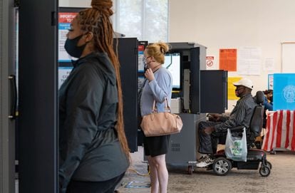 Eleitores votam na Bilioteca Metropolitana de Atlanta (Geórgia), em 3 de novembro.
