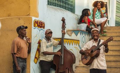 Músicos diante do Museu do Carnaval de Santiago de Cuba.