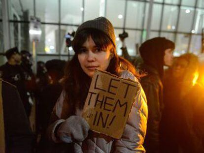 A decisão é de magistrada de um tribunal federal e vale temporariamente para todo o país. Manifestações tomam aeroportos em várias cidades dos EUA