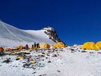 Solo la mitad de los alpinistas recupera las cantidades de residuos exigidas, según el SPCC. La pérdida de la fianza representa en efecto una suma ridícula en comparación con las decenas de miles de dólares que gasta cada montañero para una expedición en el Everest.
