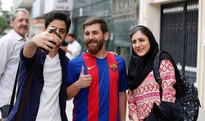Reza Parastesh fazendo-se passar por Messi, nesta segunda-feira em Teer&atilde;.