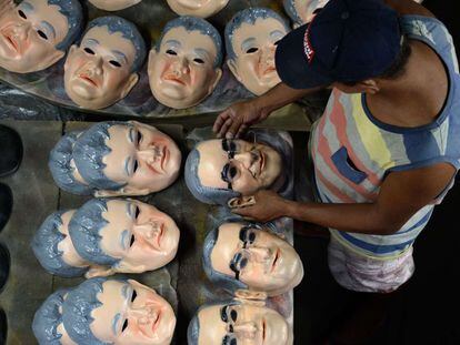 As fábricas de máscaras apelam à popularidade de Eduardo Cunha e o japonês da Federal para avalancar suas vendas.