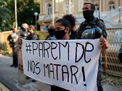 Manifestante participa de ato contra violência policial no Rio de Janeiro, no domingo, 31 de maio.