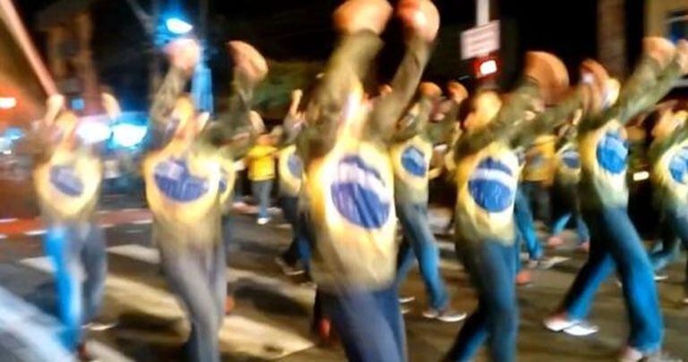 Manifestantes dançando o 'Fora Dilma'.