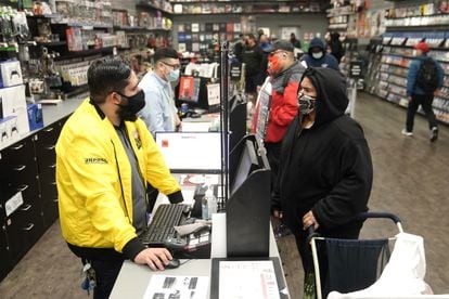 Clientes da GameStop em uma loja de Manhattan, em novembro.