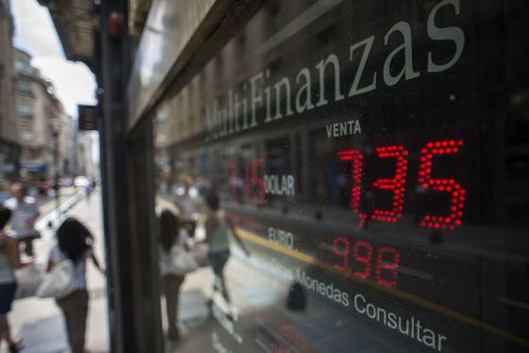 Um luminoso com a mudança do peso, nesta quinta-feira em Buenos Aires.