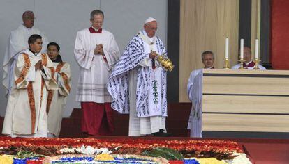 O Papa oficia uma missa nesta terça-feira em Quito.