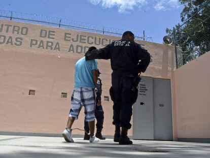 Jovem é conduzido por policial em um centro de internação de Chilpancingo, no estado de Guerrero, México.