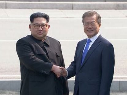 Kim Jong-un é o primeiro líder da Coreia do Norte a ultrapassar a fronteira da península e pisar em solo sul-coreano. “Por que não selamos a paz que seja um presente para o mundo? , disse Moon Jae-in