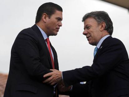O presidente Santos cumprimenta o ministro da Defesa.