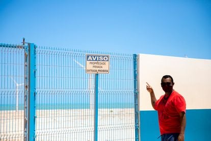 João do Cumbe mostra placa com aviso de propriedade privada nas dunas onde foram instalados os aerogeradores.