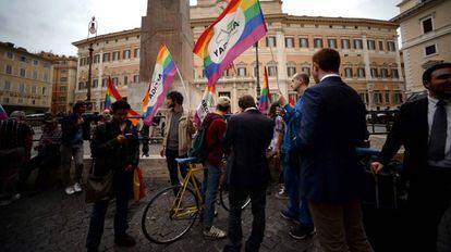 Partidários das uniões civis do mesmo sexo se manifestam fora do Parlamento italiano.