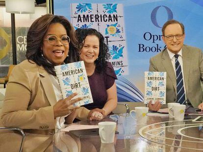 Oprah Winfrey (à esquerda), com o livro ‘American Dirt’. Ao seu lado, a autora, Jeanine Cummins