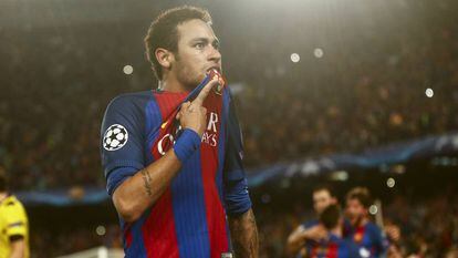 Neymar comemora o sexto gol do Barcelona contra o PSG.