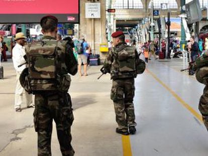 Vários soldados patrulhavam neste sábado na estação Gare du Nord em Paris.