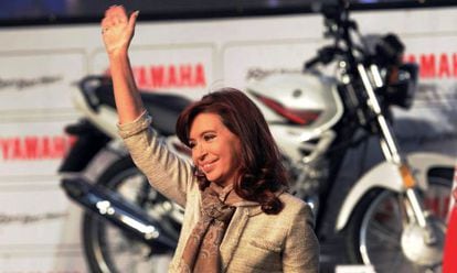 A presidenta argentina, durante a inauguração de uma fábrica de motocicletas em Buenos Aires, no dia 23 de julho.
